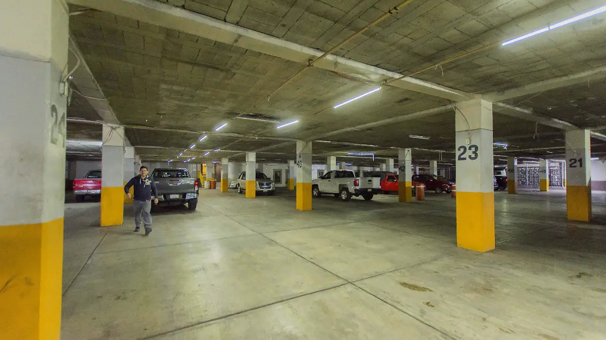 Las filtraciones se generan en algunos pilares del estacionamiento.  Foto César Ortiz.